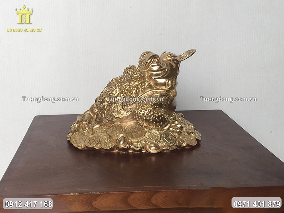 Hình ảnh nhìn nghiêng của bức tượng đồng